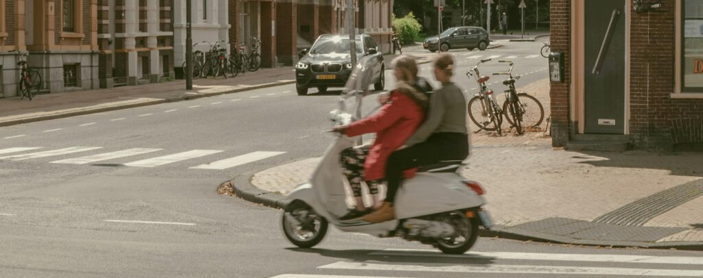 scooterbestuurder zonder helm